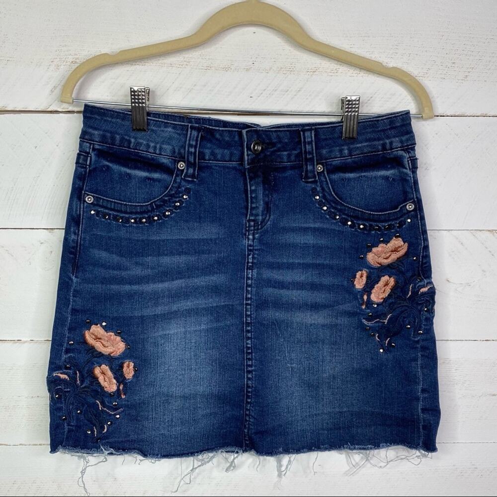 GRACE IN LA‎ Denim Pink Embroidered Flower Raw Hem Stud Mini Skirt Size Medium